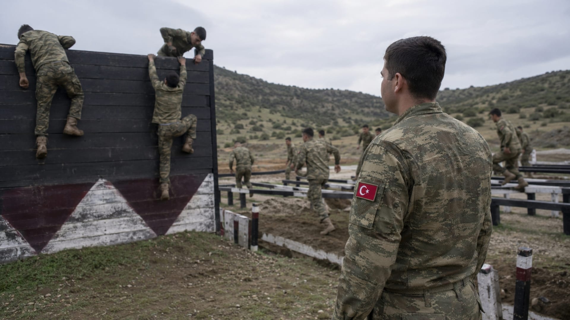 Komando eğitiminde engel parkurundan geçen Türk askerleri