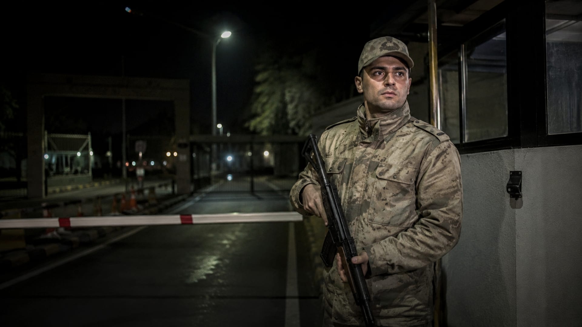 Gece saatlerinde askerî kontrol noktasında görevini sürdüren Türk askerî personel