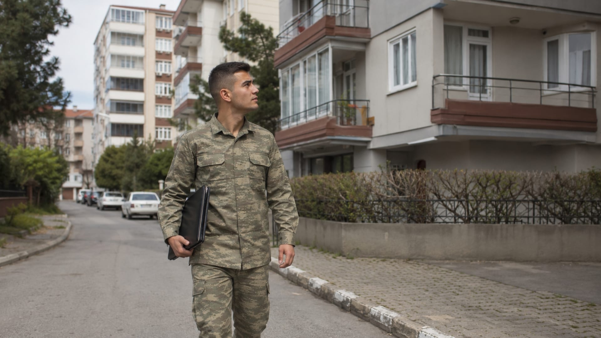 Görev yaptığı garnizon içerisinde kiralık ev seçeneklerini değerlendiren Türk askerî personel