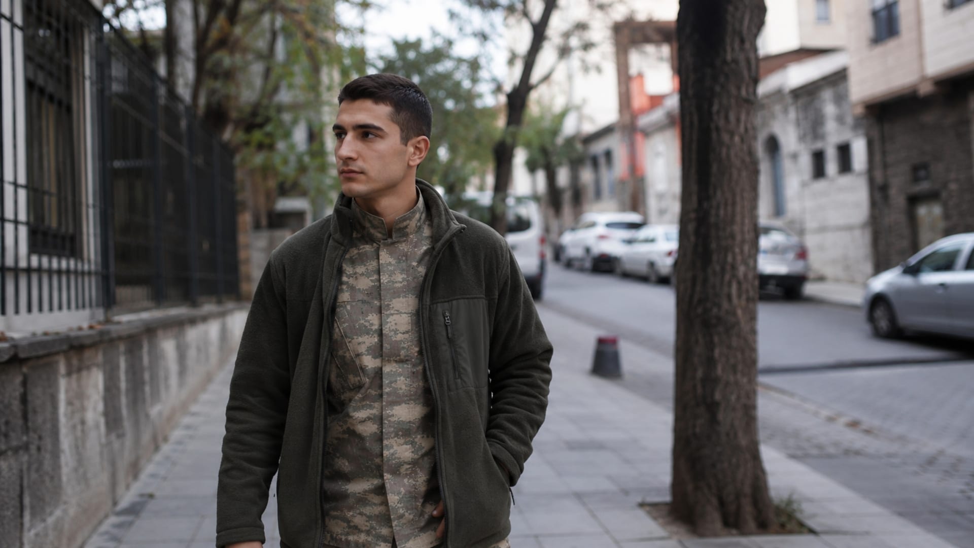 Askerî kontrol noktasında kimlik inceleme düzenini gösteren Türk askerî personel