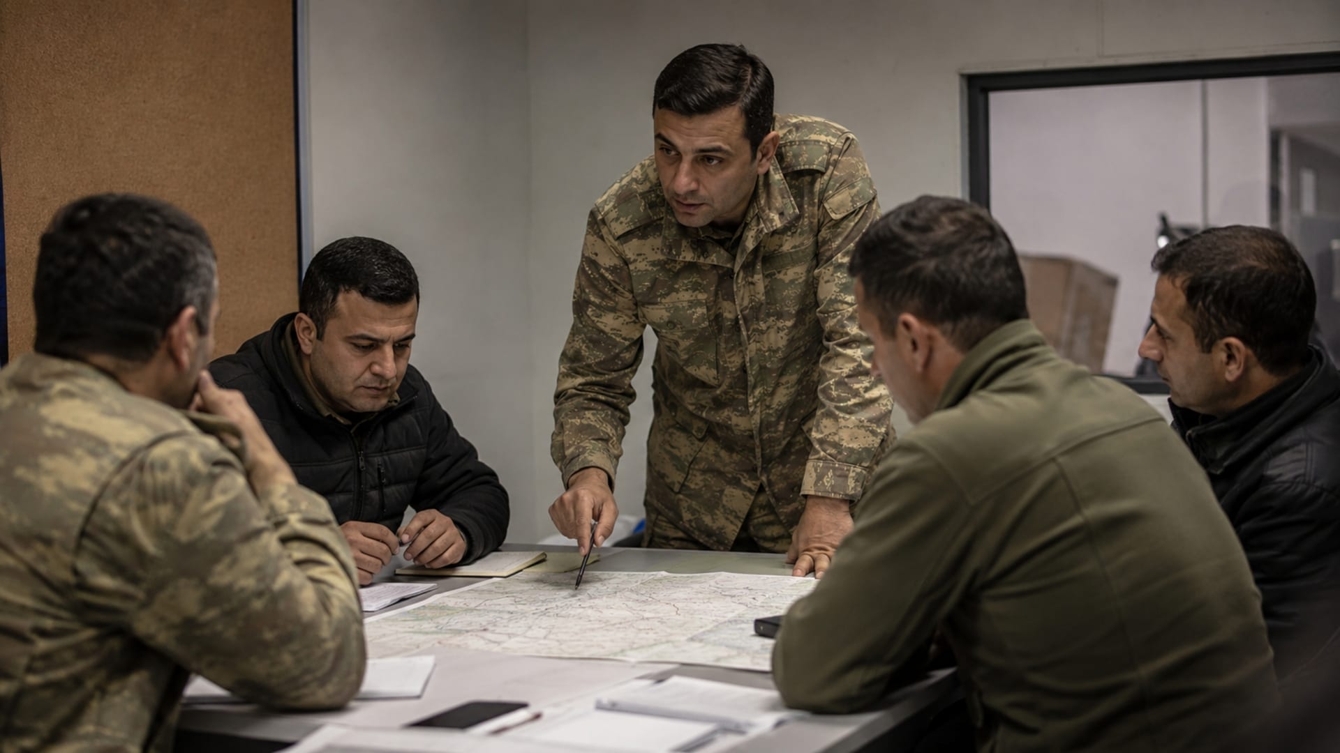 Harita üzerinde diğer personelle çözüm ve görev planlaması yaparak sorumluluk alan Türk askerî personel