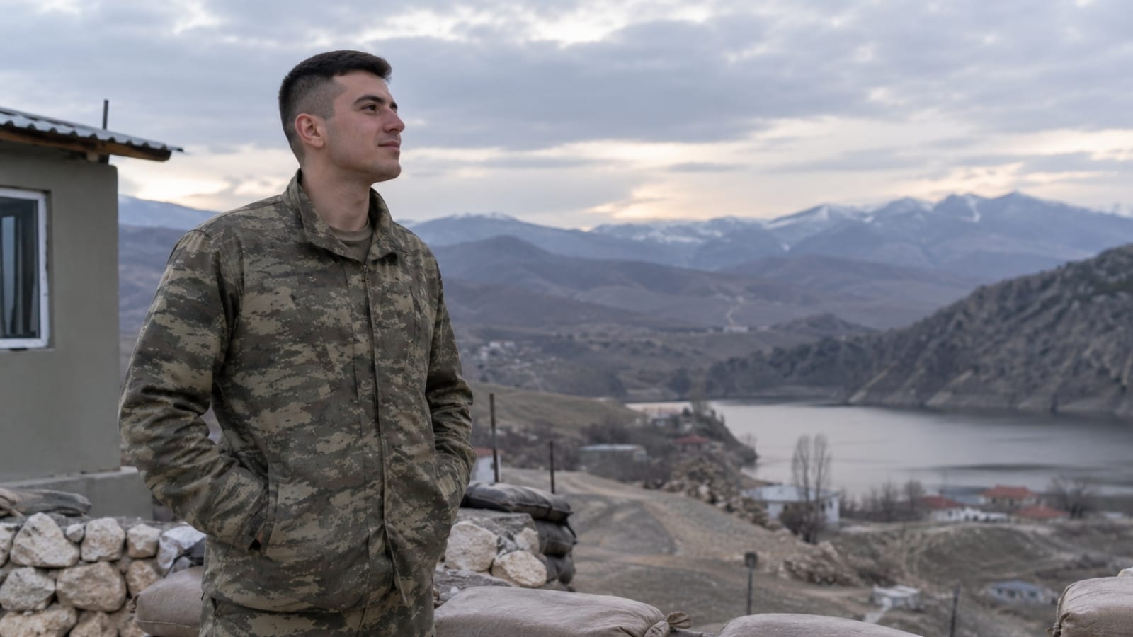 Dağlık bir görev bölgesinde çevreyi sakin ve memnun bir ifadeyle izleyen Türk askerî personel