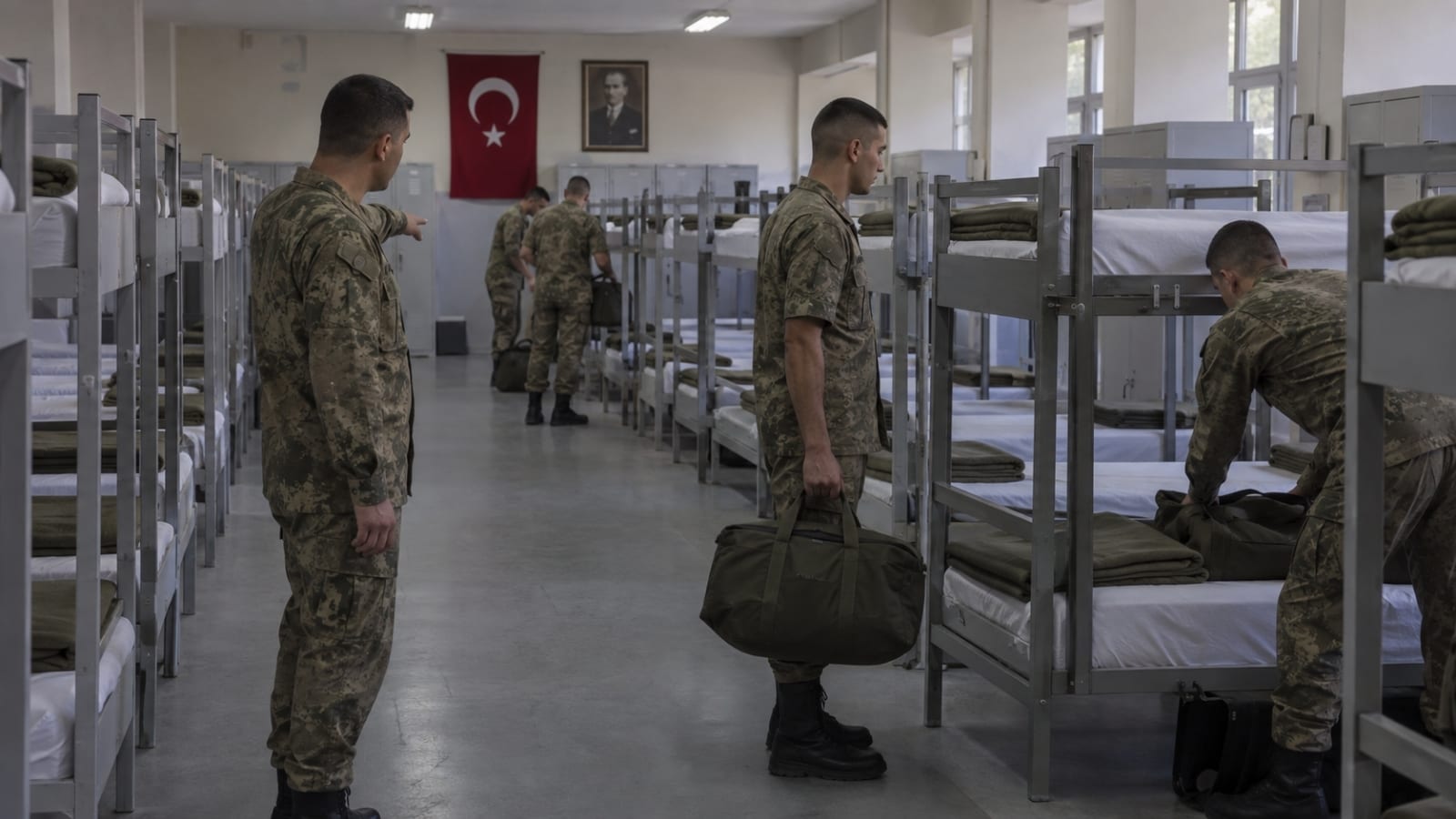 Askerî koğuşta kendilerine ayrılan yatakları ve yerleşim düzenini öğrenen rütbesiz yedek subay adayları