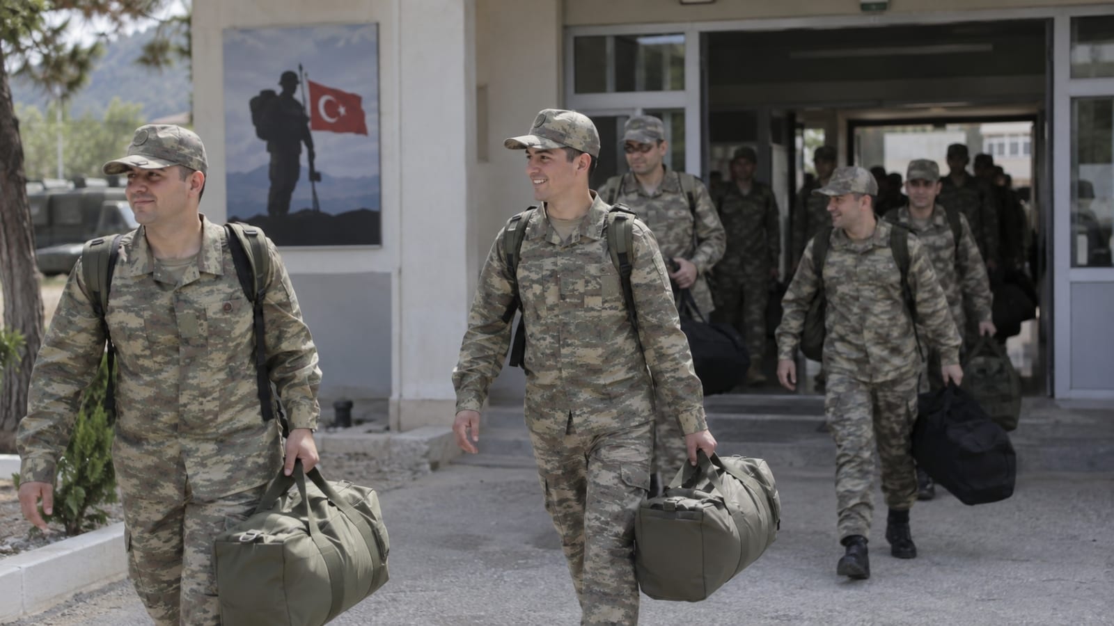 Bedelli askerlik süresinin tamamlanmasını çağrıştıran, kışla çıkışında yürüyen Türk askerlerinin yer aldığı sahne