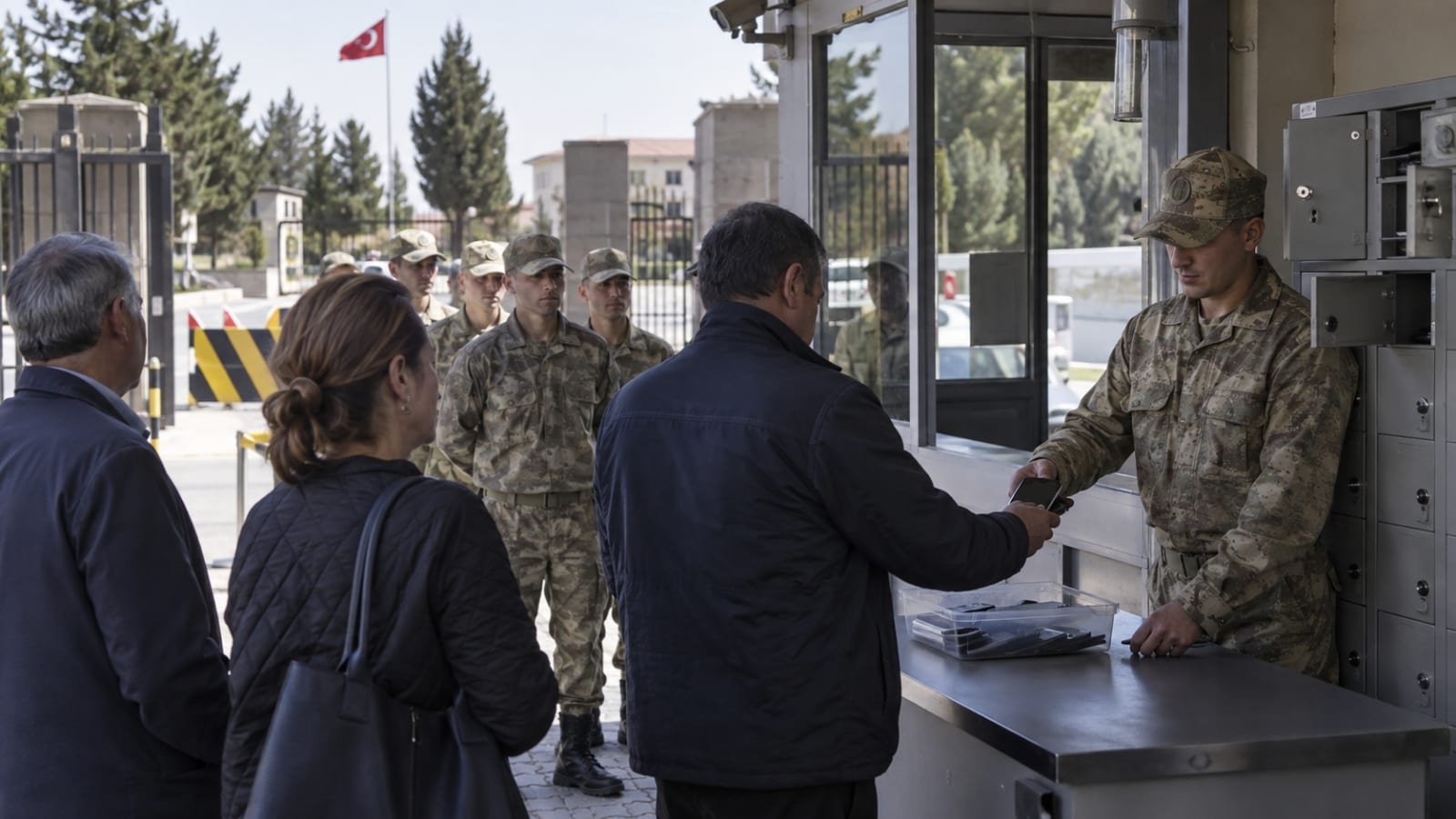 Ziyaretçilerin telefonlarını nizamiye girişinde görevli personele teslim ettiği kontrol noktası.