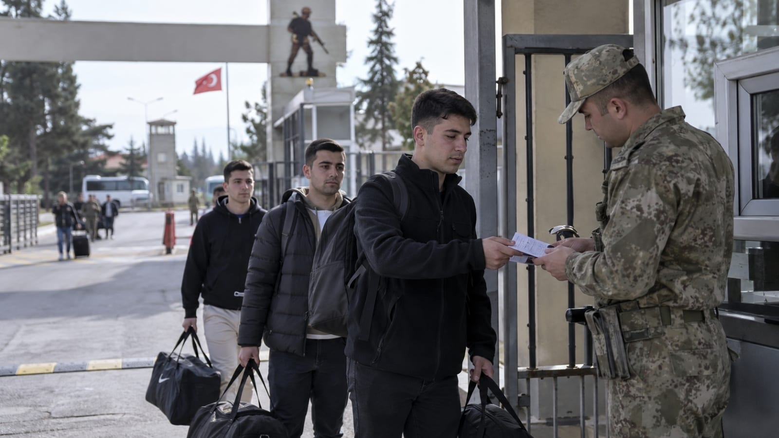 Sınıflandırma ve sevk sonucu sonrasında çantalarıyla eğitim birliğine teslim olan yedek subay ve yedek astsubay adayları.