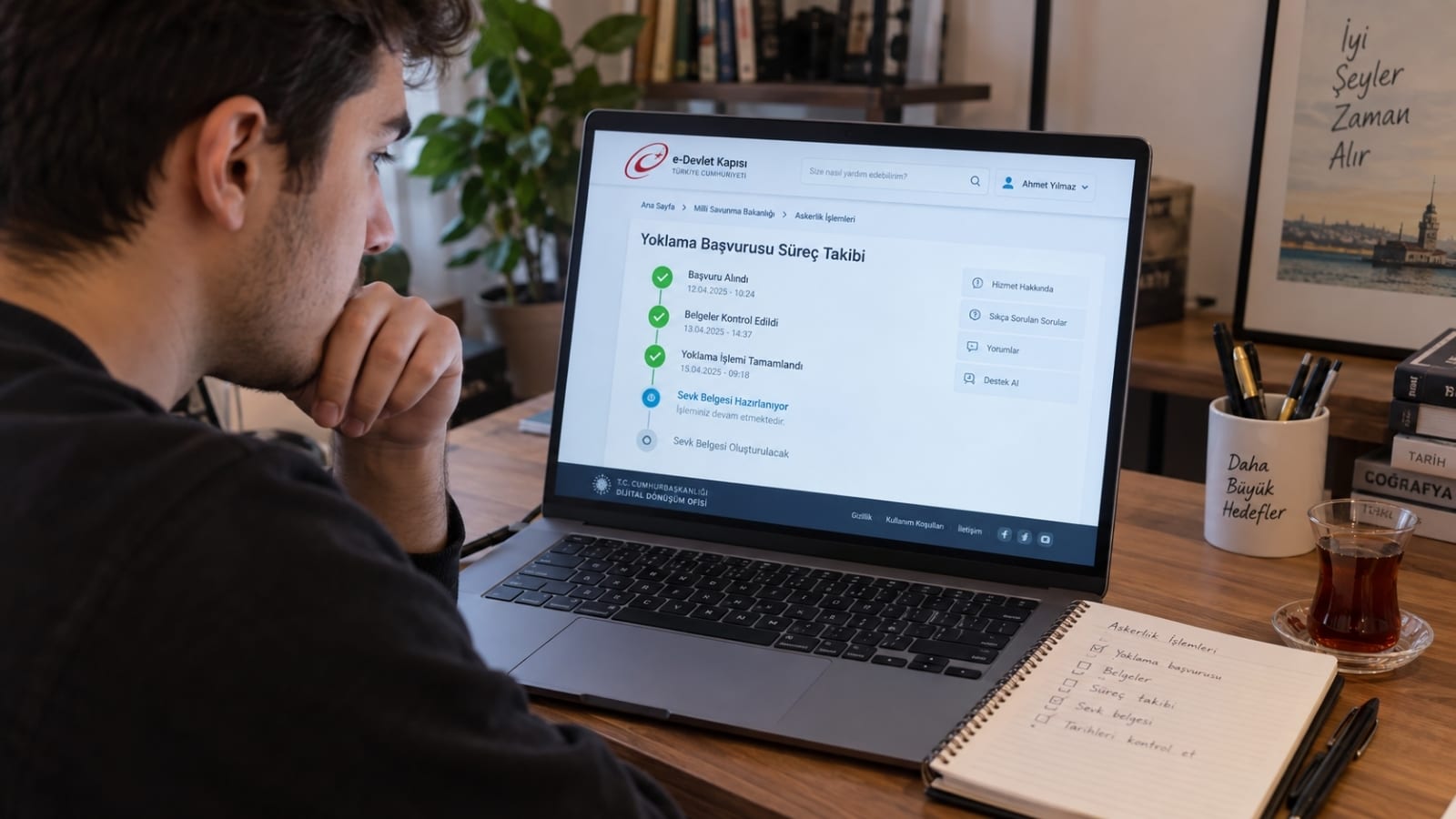 Bilgisayarda e-Devlet Yoklama Başvurusu Süreç Takibi ekranından askerlik işlemlerinin durumunu kontrol eden yükümlü.